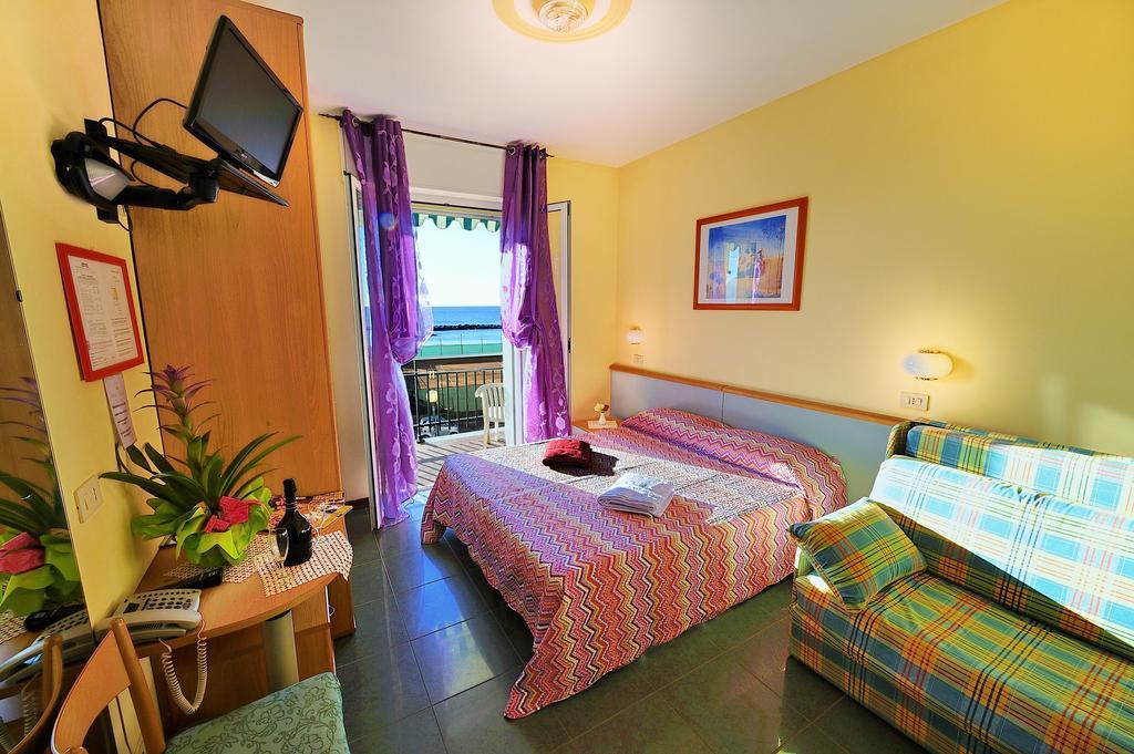 Hotel Lucerna Арма ди Таджия Екстериор снимка